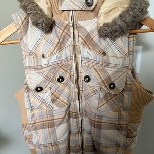 Doki Geki Vintage Tan plaid vest with Faux Fur hood, Junior Large.